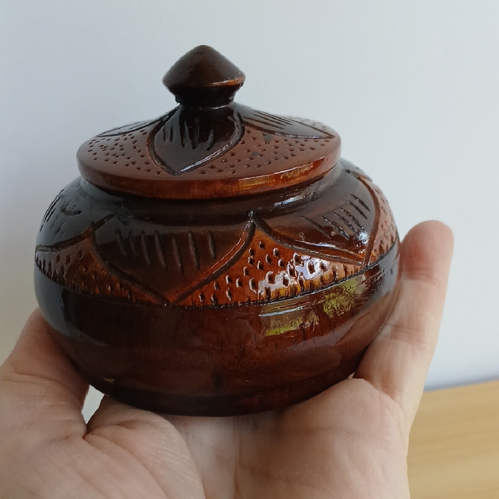 Small carved wood trinket bowl with lid - Picture 7 of 10